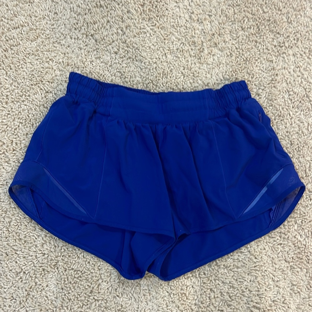 Blue Lulu Lemon Hotty Hot Low-Rise lined short 2.5”; size 6